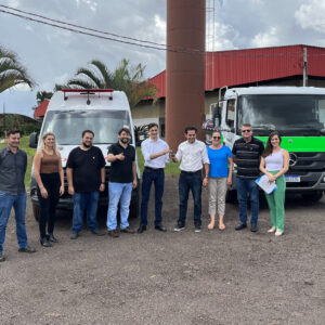 Marcio Pacheco entrega oficialmente ambulância e caminhão pipa para Corbélia