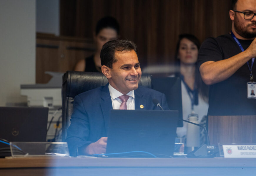 Marcio Pacheco comemora aprovação do Dia do Campista Católico na CCJ da ALEP